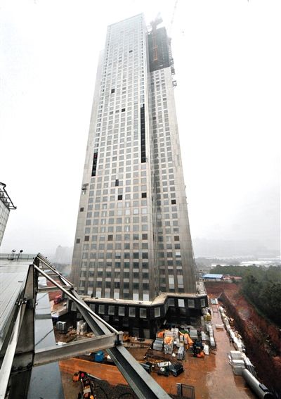 湖南遠大可建公司采取模塊化建造技術(shù)建造的57層高樓施工現(xiàn)場。新華社發(fā)
