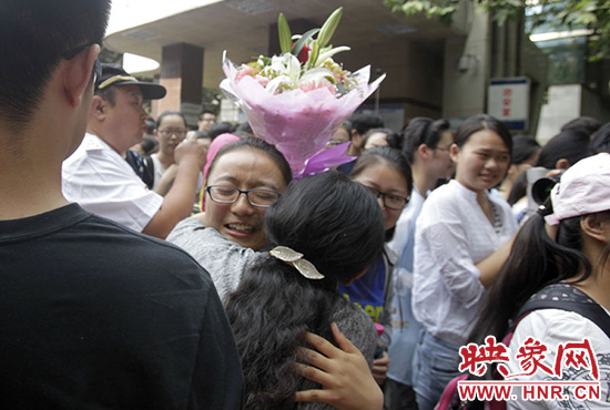 沖向你，給你一個(gè)深情的擁抱。