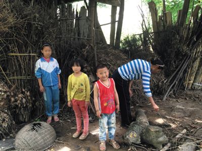 羅梅和她的三個(gè)孩子。中間兩個(gè)孩子為羅梅夫婦在逃亡途中所生。新京報(bào)記者 蕭輝 攝