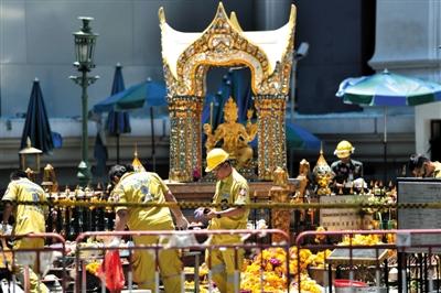 18日，泰國曼谷四面佛前，救援人員在爆炸現(xiàn)場進(jìn)行清理。四面佛附近17日晚發(fā)生爆炸，造成6名中國公民死亡，20余人受傷。