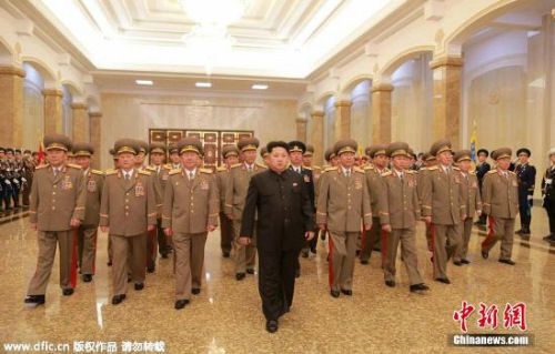 資料圖：朝鮮最高領(lǐng)導(dǎo)人金正恩此前參謁錦繡山太陽(yáng)宮的情景。