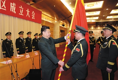 習近平將軍旗授予東部戰區司令員劉粵軍、政治委員鄭衛平。