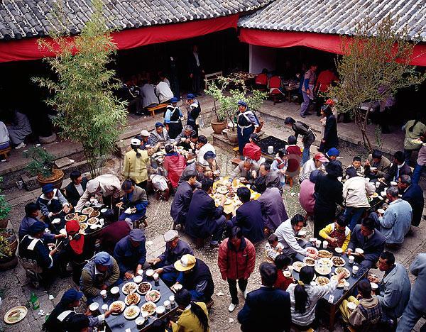 貴州畢節(jié)織金縣板橋鄉(xiāng)政府公職人員在整頓村民亂辦酒席時(shí)，雙方發(fā)生沖突并互有出手。