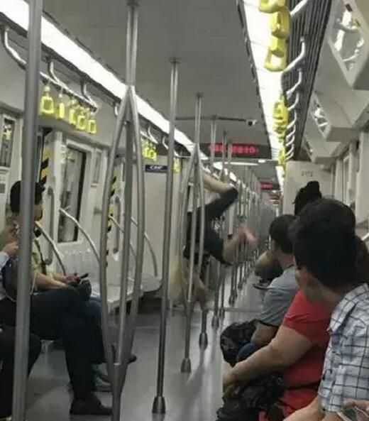 外國(guó)女孩天津地鐵上跳鋼管 連跳8站路(圖)