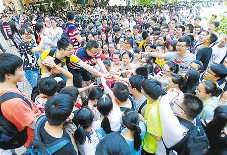 李祖明給考生發紅包和鼓勵信