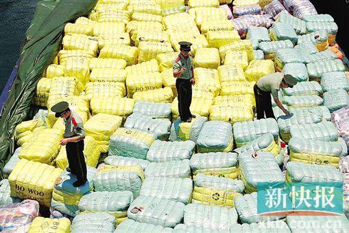 邊防官兵正在檢查截獲的走私舊衣物。 通訊員供圖