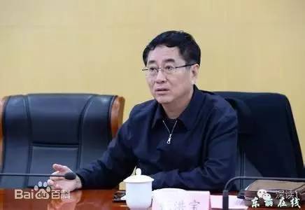 通報指出，張洪寶眼看著幾年前還不知名的個體老板搖身一變成為大企業家，心里既艷羨又發酸，滋生了“我為他們贏得了好的發展機遇，收些款物就權當是對我這些年辛勤工作的一種補償”的念頭。于是他開始熱衷于與身邊的企業老板拉拉扯扯、勾肩搭背，剛開始只是幾頓飯、幾張卡，日積月累，越陷越深，不給錢不辦事，給了錢才辦事，在東麗人稱