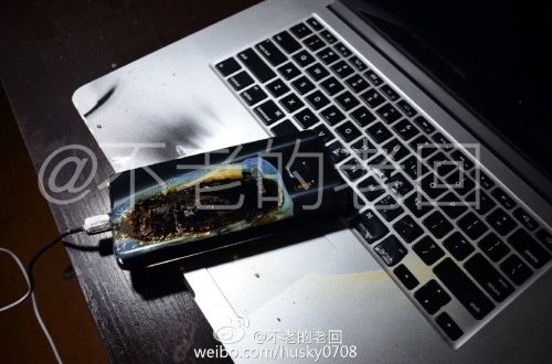 根據(jù)圖片來(lái)看，蘋(píng)果MacBook Pro筆記本觸控面板左邊部分被熏黑，而且該網(wǎng)友也提供了充電設(shè)備，就是三星Note 7原裝充電器。