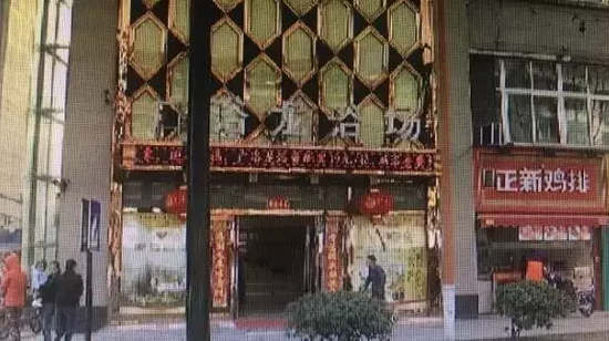 張阿姨說，附近柜臺一名工作人員，說什么也不讓她在這塊走廊哄孫女，幾句不和，雙方吵了起來。