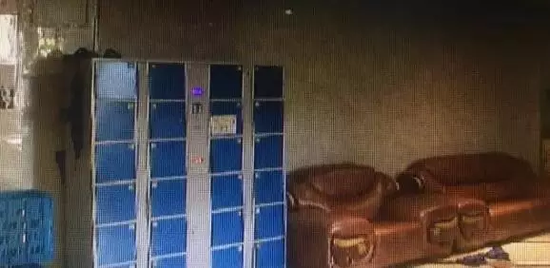 事后一家在浴場里燃放爆竹？