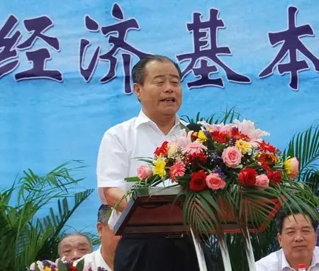 信發集團發展成為一家集發電、供熱、氧化鋁、電解鋁、碳素、燒堿、聚氯乙烯、電石、鋁深加工等產業于一體的現代化大型企業集團，位于山東聊城茌平縣。2016年10月，信發集團董事局主席張學信在接受山東商報采訪時表示，44年企業沒有一名員工離職。