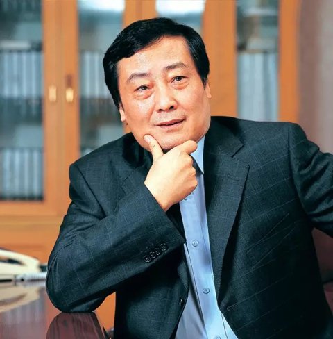靠一瓶一瓶賣水發家的娃哈哈董事長宗慶后曾接受《環球時報》采訪表示，企業家社會責任除了體現在為社會創造財富，解決更多就業，以及增加稅收貢獻，再者就是要把員工照顧好，讓員工在企業發展，收入生活水平提高。