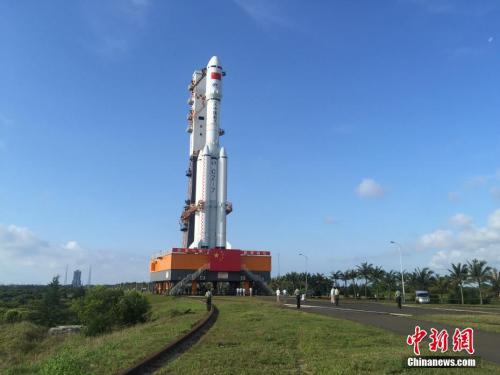 4月17日7時30分，承載著長征七號遙二運載火箭與天舟一號貨運飛船組合體的活動發射平臺，垂直轉運至發射區，標志著“天舟一號”飛行任務正式進入發射階段。閆寧 攝