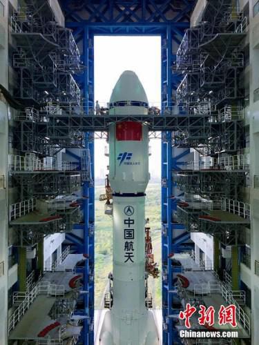 垂直轉運的順利完成，標志著“天舟一號”飛行任務正式進入發射階段。張文軍 攝