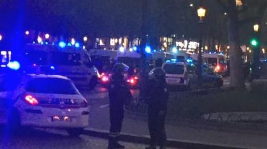 據(jù)英國廣播公司（BBC）消息，巴黎警方稱，巴黎中部發(fā)生槍擊事件，一名警察死亡，另一名受傷。