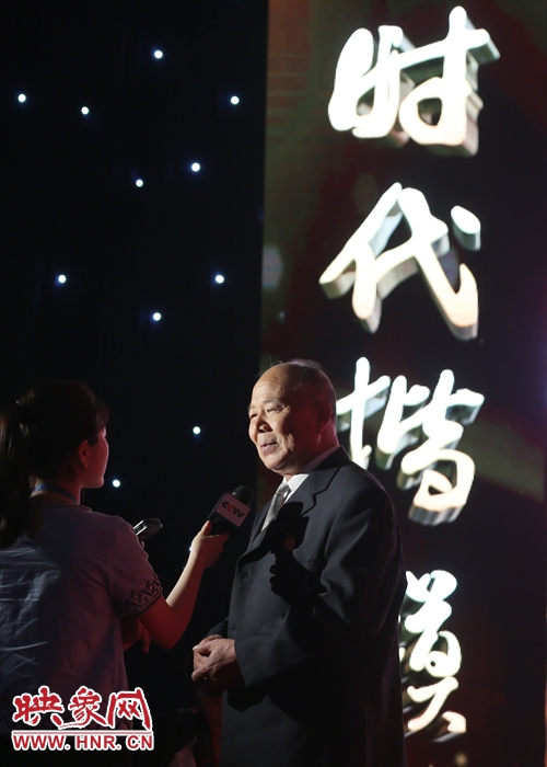 河南鄧州“編外雷鋒團(tuán)”團(tuán)長(zhǎng)宋清梅，在“時(shí)代楷模”發(fā)布廳接受中央媒體現(xiàn)場(chǎng)采訪。