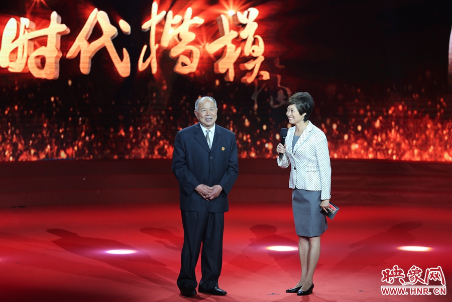 河南鄧州“編外雷鋒團(tuán)”團(tuán)長(zhǎng)，在“時(shí)代楷模”發(fā)布廳接受敬一丹訪問。