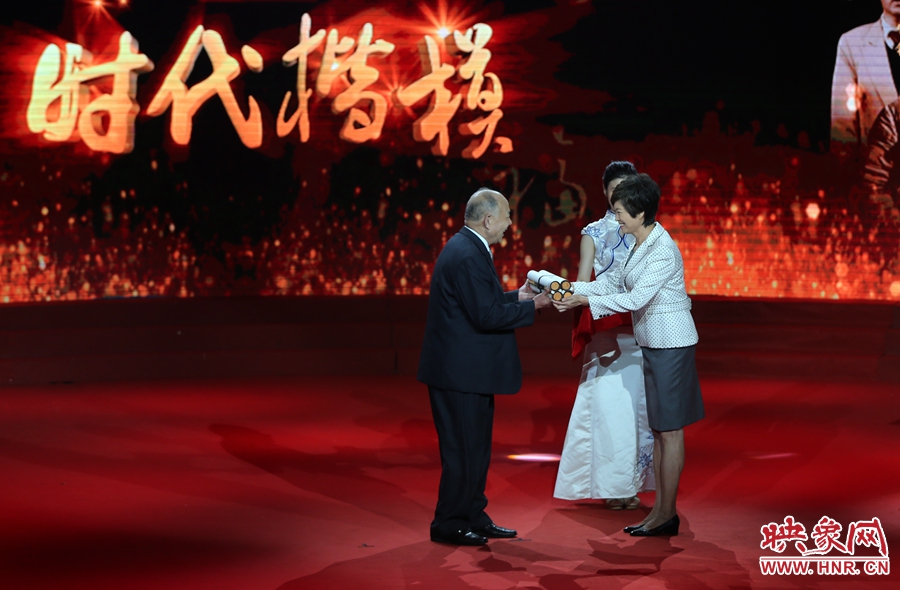 河南鄧州“編外雷鋒團(tuán)”團(tuán)長(zhǎng)宋清梅接受“時(shí)代楷模”發(fā)布廳贈(zèng)送的楹聯(lián)。