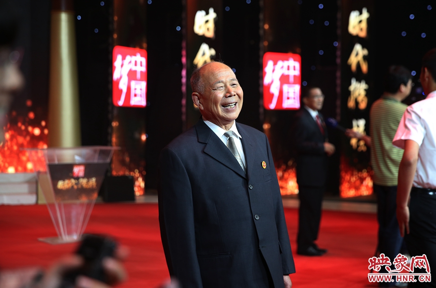 河南鄧州“編外雷鋒團(tuán)”被中宣部授予“時(shí)代楷模”榮譽(yù)稱號(hào)，團(tuán)長(zhǎng)宋清梅非常激動(dòng)和高興。