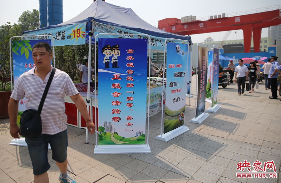 攤位被“圍觀”后，沒有一單生意，過往市民叫好。