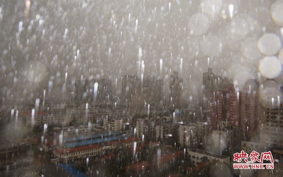 17時25分,鄭州強降雨,紫荊山附近的市民真切地感受到了什么叫大雨傾盆。