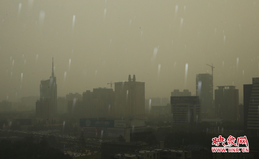 17時29分,鄭州強降雨,紫荊山附近的市民真切地感受到了什么叫大雨傾盆。