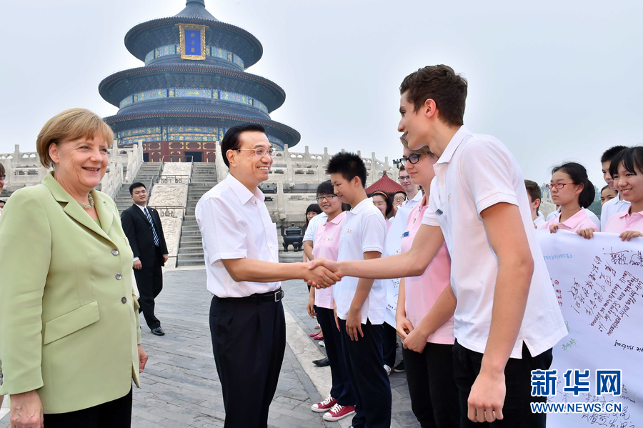 李克強(qiáng)同默克爾與青少年代表親切交流。