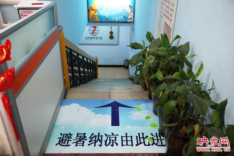 金水區(qū)人防（珠江琴行）納涼點(diǎn)入口處的明顯標(biāo)識(shí)。