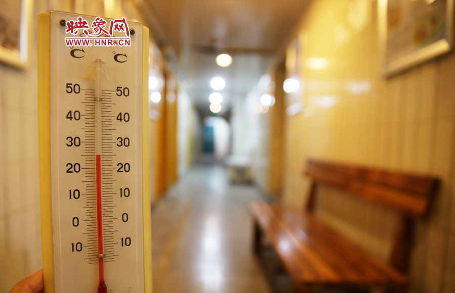 金水區(qū)人防辦（珠江琴行）納涼處溫度為25度。