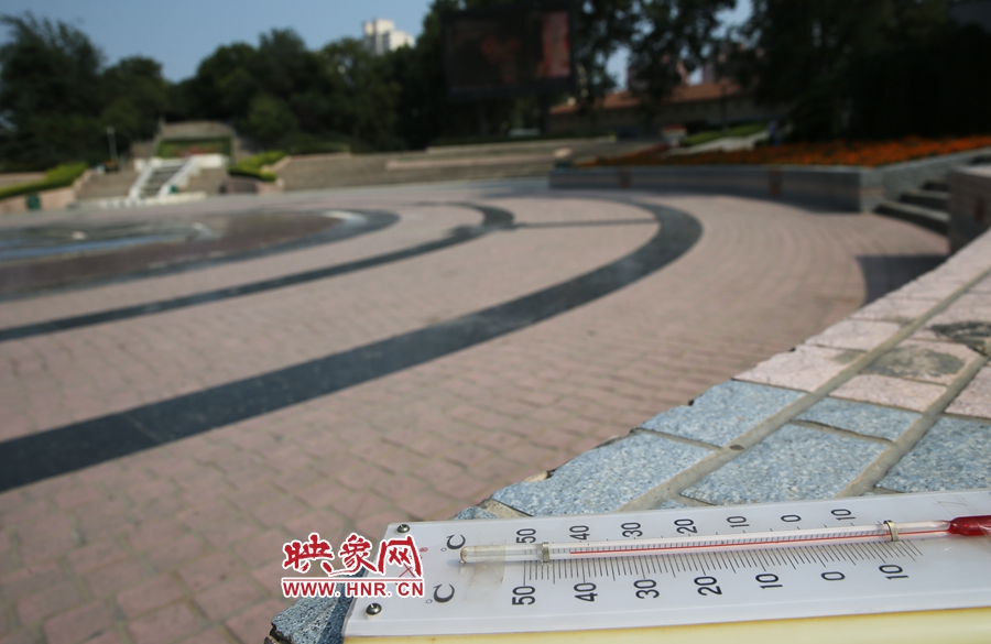 7月8日下午15時(shí)46分，紫荊山公園地表溫度為42度（溫度計(jì)放置地面測(cè)量），比人防納涼處高17度。