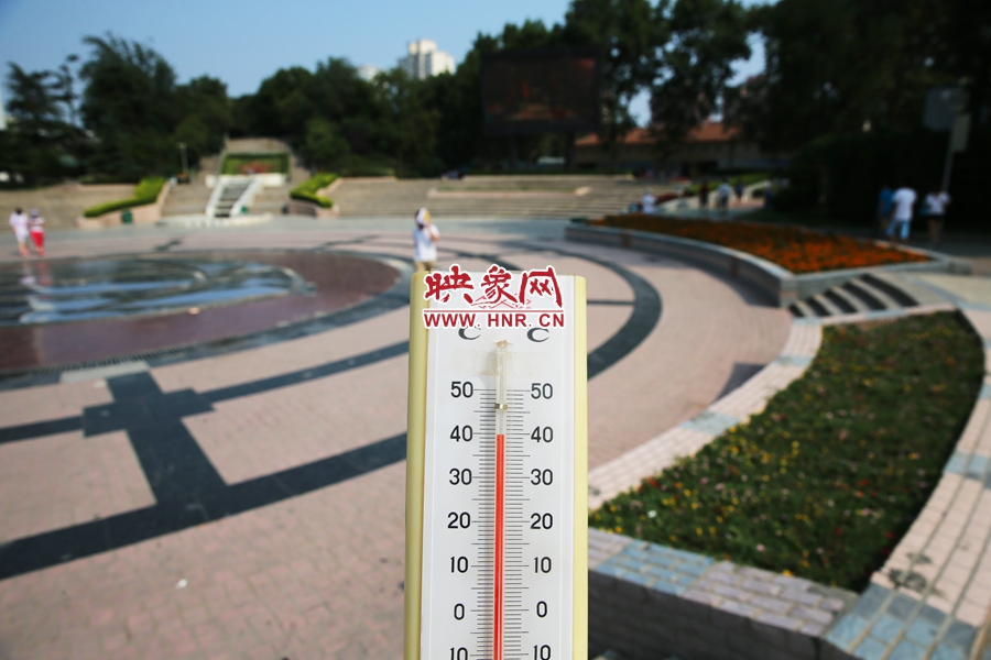 7月8日下午，紫荊山公園氣溫為39度（溫度計(jì)懸空測(cè)量），相比人防納涼處高14度。
