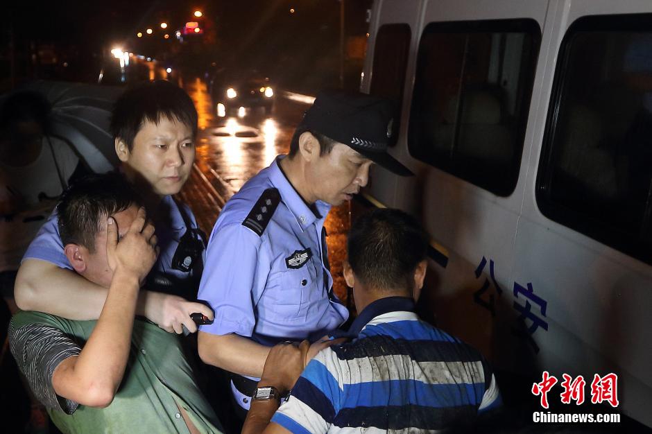 7月24日晚,南京警方將查獲的酒后駕駛車輛的男子控制,該男子涉嫌酒后駕車、肇事逃逸。