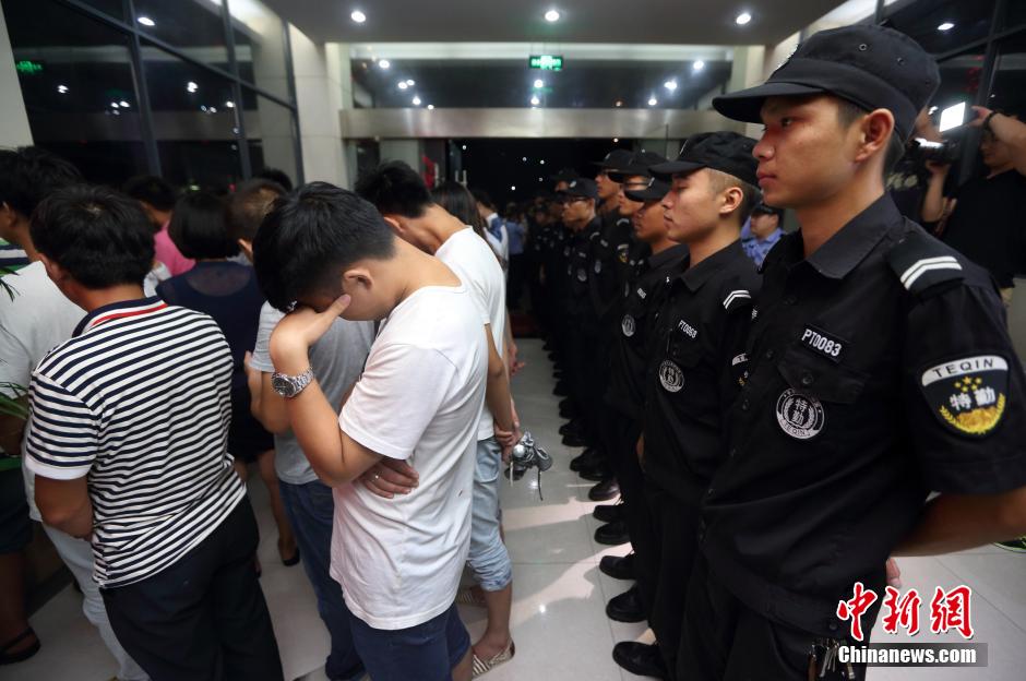 7月24日晚,南京警方將抓獲的以福建、江西、河南、湖北、黑龍江等多個外省市的涉及傳銷人員集中帶回。