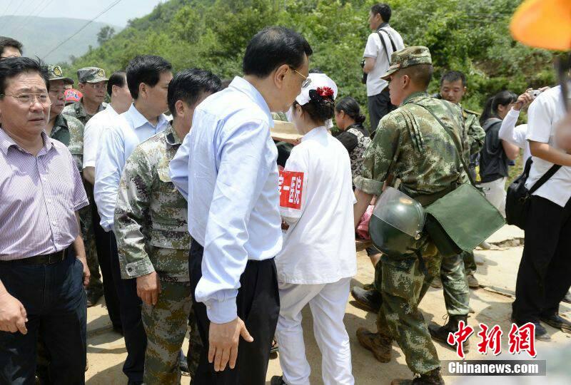 李克強總理察看震中災(zāi)情為生命讓路