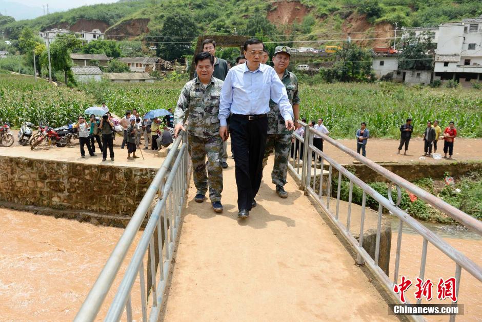 李克強總理察看震中災(zāi)情為生命讓路