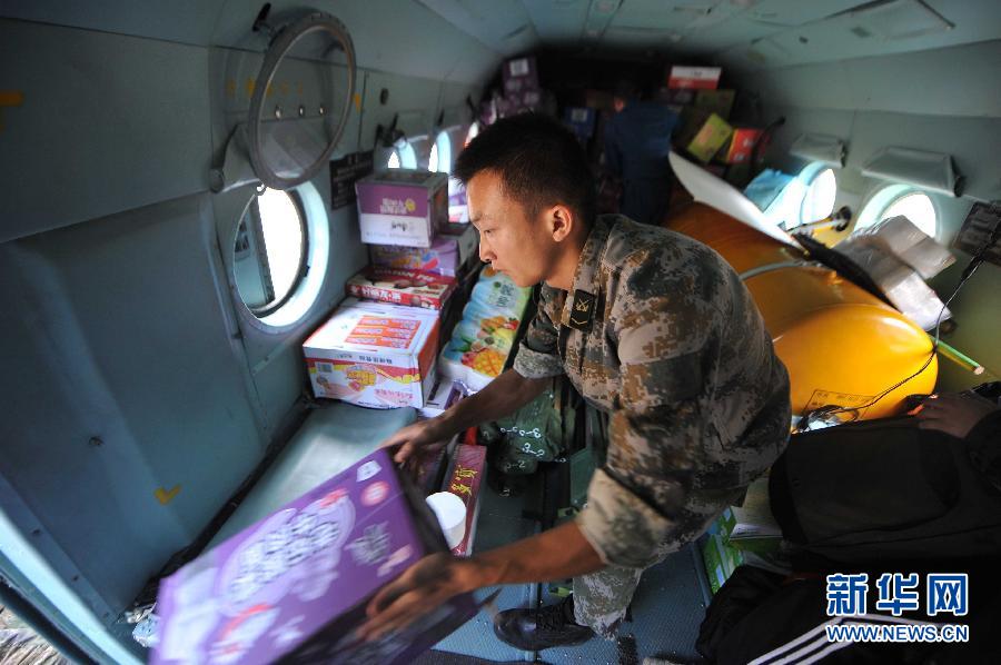  8月5日，在魯甸縣龍頭山鎮，部隊官兵從直升機上卸載救災物資。