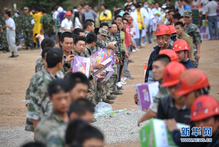 8月5日，在魯甸縣龍頭山鎮，當地民兵轉運從直升機上卸載的救災物資。