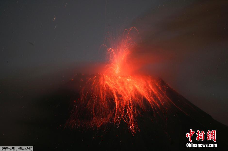 當(dāng)?shù)貢r間8月24日，厄瓜多爾通古拉瓦火山噴發(fā)，熔巖噴出宛如末世。