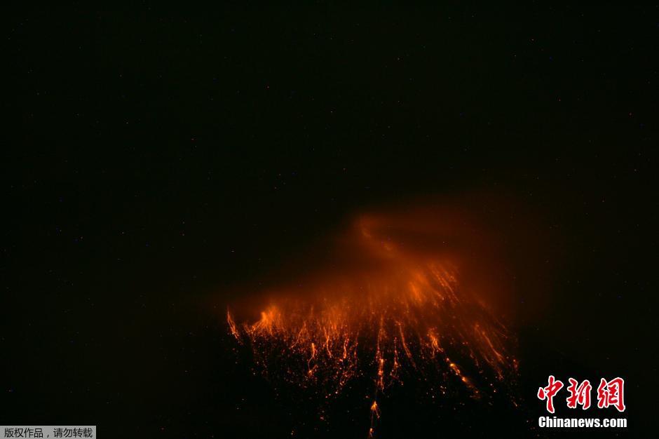 當(dāng)?shù)貢r間8月24日，厄瓜多爾通古拉瓦火山噴發(fā)，熔巖噴出宛如末世。