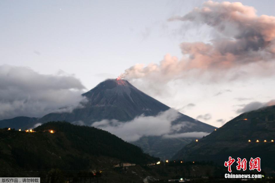 當(dāng)?shù)貢r間8月24日，厄瓜多爾通古拉瓦火山噴發(fā)，熔巖噴出宛如末世。