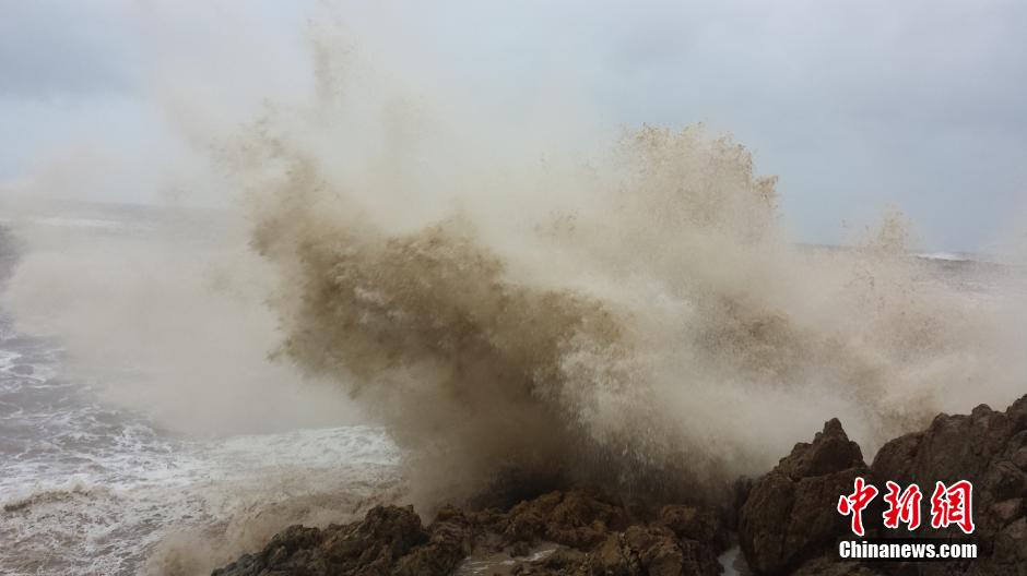臺(tái)風(fēng)“鳳凰”登陸浙江 狂風(fēng)掀起巨浪