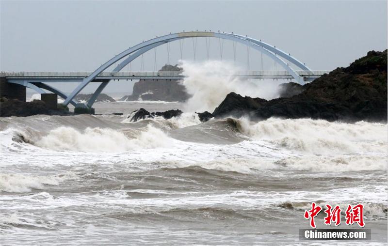 臺(tái)風(fēng)“鳳凰”登陸浙江 狂風(fēng)掀起巨浪