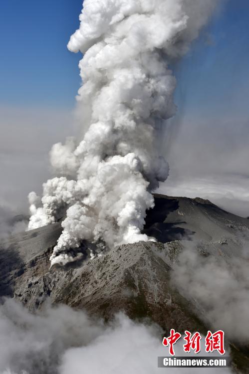 當地時間2014年9月27日，日本中部御岳山發生噴發，或已造成數人受傷。