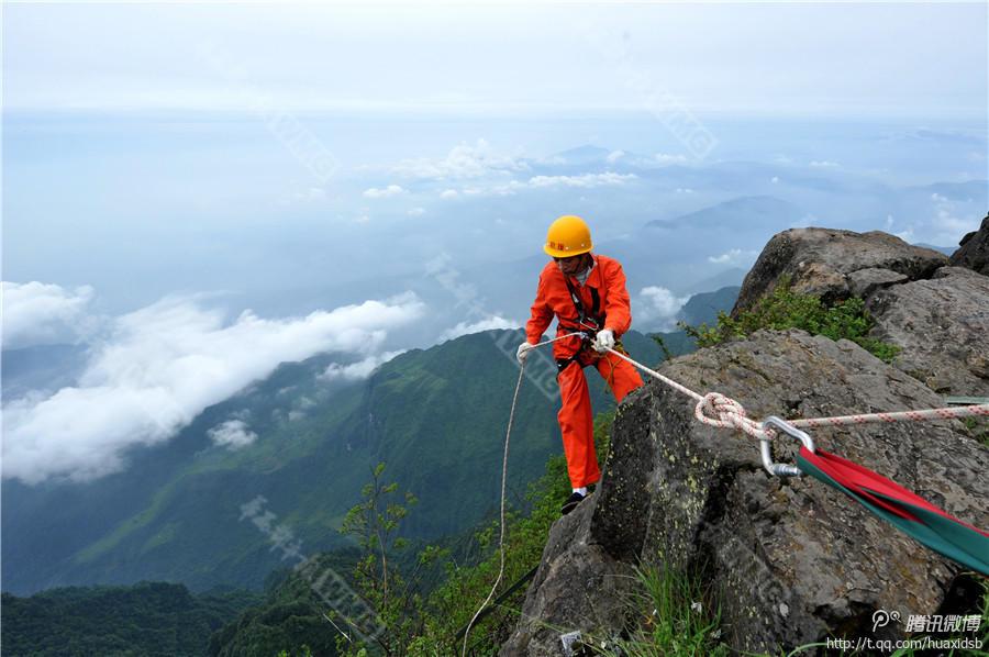 10月5日，峨眉山景區清潔工彭文才下到巖壁清理游客丟棄的垃圾。