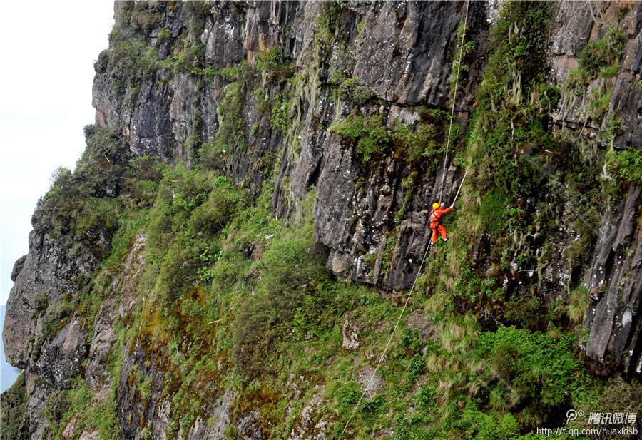 在峨眉山金頂，彭文才是護欄以外和懸崖區域唯一的清潔工。