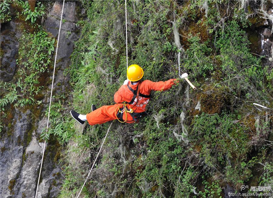 記者了解到，彭文才下到崖壁最深的地方有200多米，往返作業一次一般都在3小時左右，每年下崖80多次