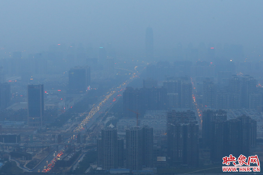 18：07鄭州被霧霾包裹著，不遠(yuǎn)處的建筑隱約可見(jiàn)。