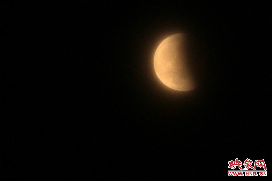 20：11夜空依然能見(jiàn)度很低，月亮看起來(lái)總是霧蒙蒙的。
