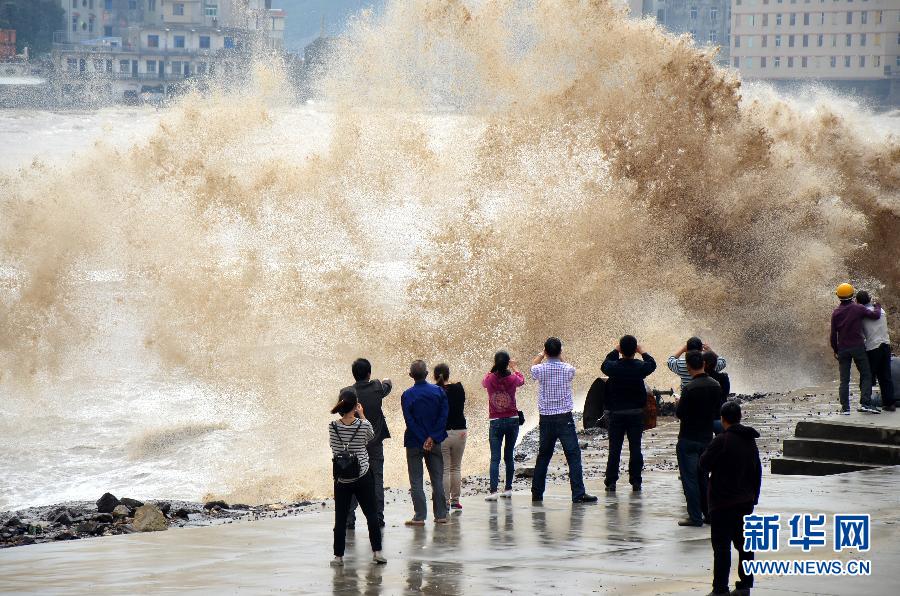 10月12日，人們在浙江省溫嶺市石塘鎮(zhèn)觀看大浪。