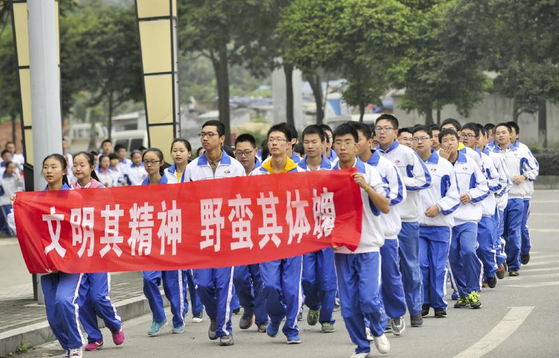 10月14日，成都七中萬達學校實行三年跑六百公里才能畢業，現場學生開始長跑。